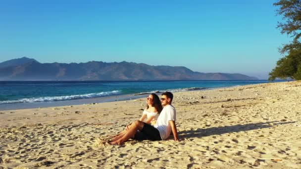 Romantik Çiftin Dinlenip Eğlendiği Tropik Adanın Plajı Aşık Bir Adam — Stok video