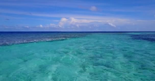 Bliski Widok Turkusowe Wody Oceanu Biały Piasek Wybrzeżu Letnia Wycieczka — Wideo stockowe