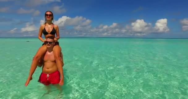 Encantador Casal Divertindo Oceano — Vídeo de Stock