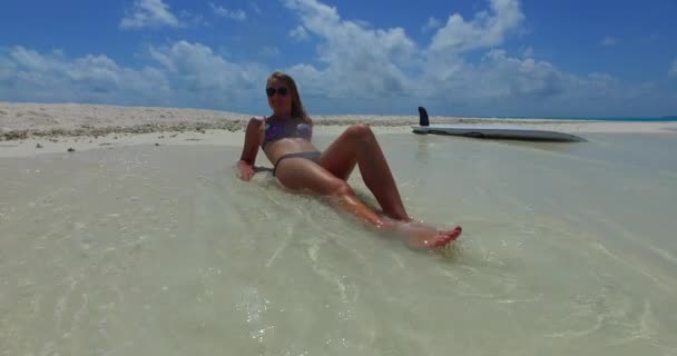 Hübsch Lächelnde Frau Bikini Entspannt Strand Der Malediven Surfbrett Hintergrund — Stockvideo