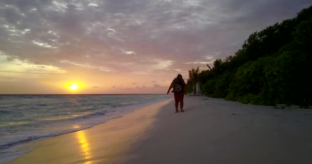 Silhueta Mulher Andando Praia Areia Pôr Sol — Vídeo de Stock