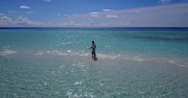 Dulce Pareja Divirtiéndose Costa Detrás Del Cielo Azul Mar Turquesa — Vídeo de stock