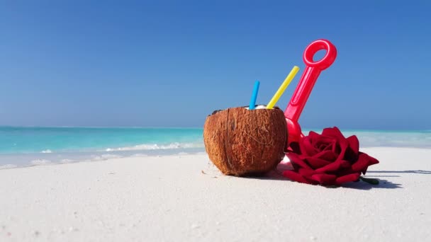 Vídeo Coco Con Cócteles Rosa Roja Playa Arena Blanca Hermosas — Vídeos de Stock