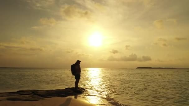 Γυναίκα Περπατώντας Στην Παραλία Στο Ηλιοβασίλεμα — Αρχείο Βίντεο