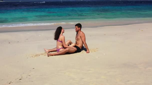 Відео Пари Піщаному Пляжі Жінка Чоловік Сидять Один Навпроти Одного — стокове відео