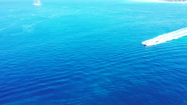 青い海を漂う豪華なヨット ボラのエキゾチックな自然 フランス領ポリネシア — ストック動画