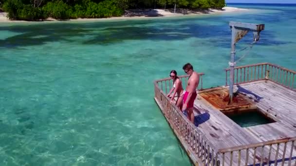 Pemuda Dan Wanita Berenang Atas Ponton Kayu Air Laut Pasangan — Stok Video