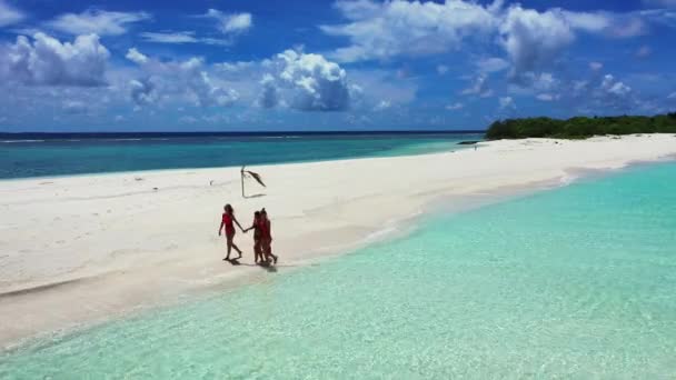 Jovens Mulheres Bonitas Biquíni Relaxando Praia Com Mar Claro Céu — Vídeo de Stock
