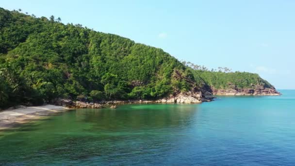 Blick Auf Tropische Insel Mit Felsigen Klippen Sommerurlaub Nach Bali — Stockvideo