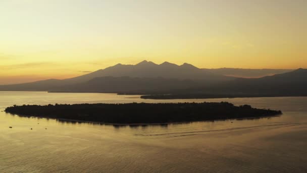 Gelber Sonnenuntergang Meer Mit Bergen Natur Von Bali Indonesien — Stockvideo