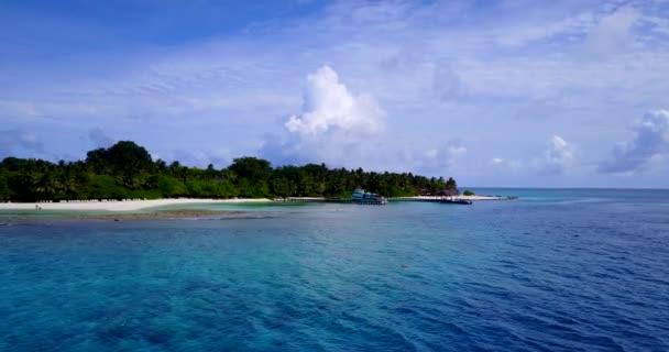 Niebieski Pejzaż Morski Zieloną Wyspą Delikatnymi Puszystymi Chmurami Niebie Letnia — Wideo stockowe