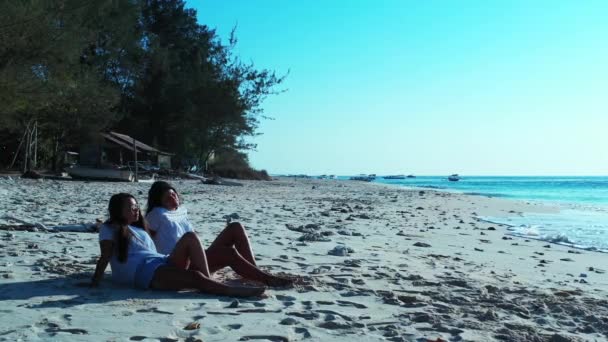 해변에 아름다운 여인들 — 비디오