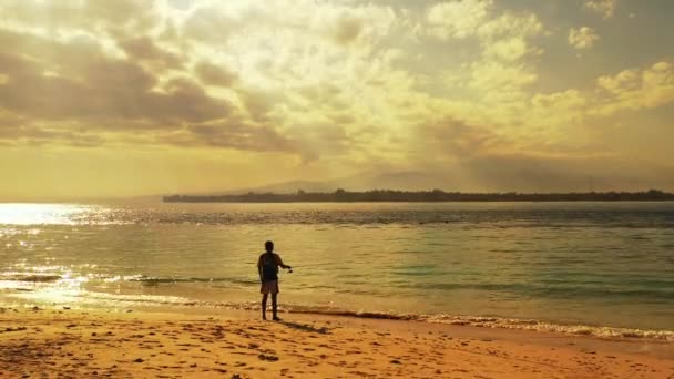 Vista Panorâmica Jovem Pescador Praia Oceano Pôr Sol Vermelho Barbados — Vídeo de Stock