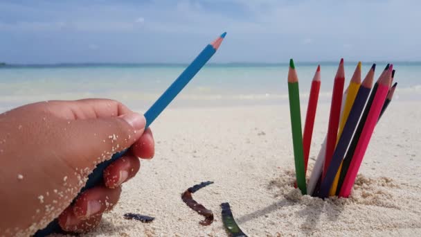 Ręka Dziecka Kolorowymi Ołówkami Plaży Podróż Malediwy — Wideo stockowe