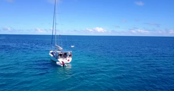 Яхта Маленькой Лодкой Движущейся Синем Море Тропическая Поездка Барбадос Карибы — стоковое видео