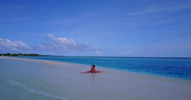 Krásný Mladý Pár Těší Dovolenou Pobřeží Tropické Písečné Pláže Cestovní — Stock video
