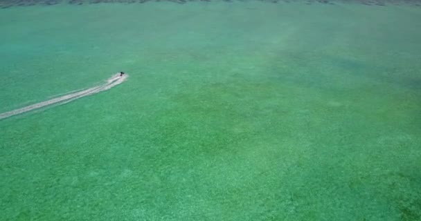 男は緑の海で水スクーターに乗る モルディブの夏の風景 — ストック動画