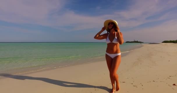 Mulher Bonita Biquíni Branco Andando Longo Uma Bela Praia Tropical — Vídeo de Stock