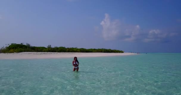 Красиво Красива Жінка Мандрівник Бікіні Відпочиває Пляжі Кубі — стокове відео