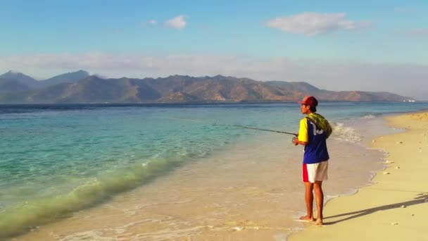 Pescador Isla Bali Pesca Con Una Caña Playa Del Océano — Vídeos de Stock