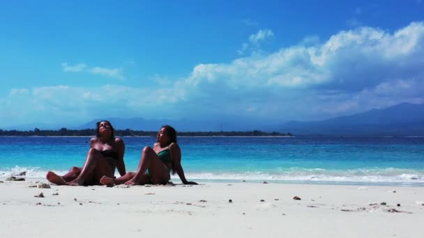 Dos Chicas Pasando Buen Rato Tomando Sol Playa Arena — Vídeo de stock