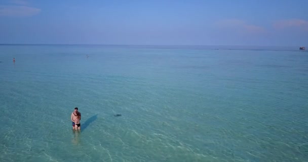 Słodka Para Bawiąca Się Wybrzeżu Błękitnym Niebem Turkusowym Morzem Malediwach — Wideo stockowe