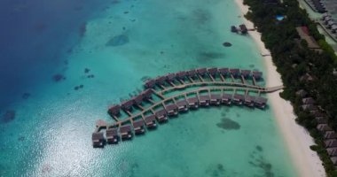 Sahil şeridindeki konforlu bungalovların üst manzarası. Barbados, Karayiplere Seyahat.