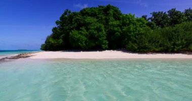 Sahilde şeffaf su. Bahamalar, Karayipler 'de yaz sahnesi.