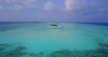 Beyaz kumu ve turkuaz suyu olan bakir sahil manzarası harika. Okyanusya, Fiji 'nin egzotik manzarası.