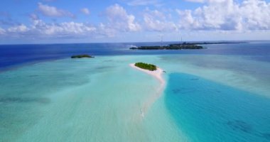 İnsansız hava aracının bakış açısından adaların gündüz görüşü. Endonezya, Bali 'de yaz tatili.  