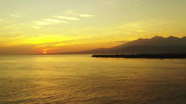 Akşamları deniz kenarında. Bali 'de deniz gevşemesi.