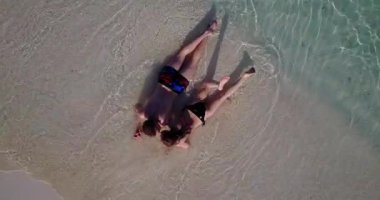 Tropik sahilde mutlu romantik bir çift