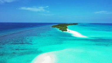 Turkuaz renklerde egzotik deniz kıyısı. Endonezya, Bali 'de tropik bir manzara.   