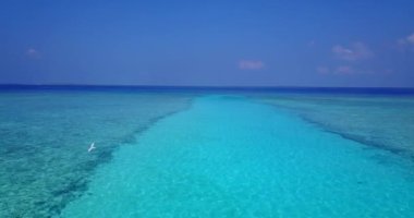 Turkuaz berrak su ve deniz manzarası yüzeyi üzerindeki hava görüntüsü. 