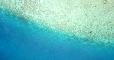 Dalgalanan deniz suyuna yakın görüş, şeffaf su. Tayland, Asya 'da tatil sahnesi. 