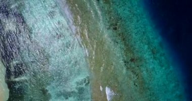 Yavaşça hareket eden deniz dalgaları tepeden görünüyor. Tayland, Asya 'da tatil sahnesi. 