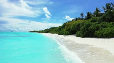 Adanın etrafındaki canlı turkuaz deniz. Endonezya, Bali 'de tropikal tatilin tadını çıkarıyorum..