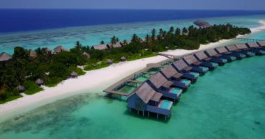 Yeşil ağaçların arasında konforlu binaları olan bir yazlık. Bali 'de deniz manzarası. 