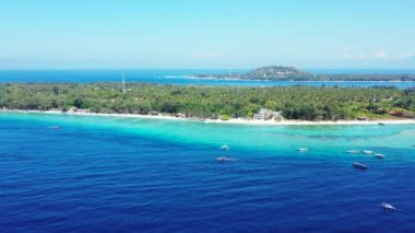 Yaz adası gündüz insansız hava aracı gözlemliyor. Endonezya, Bali 'de tropik bir manzara.  