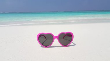 Plajda son moda güneş gözlükleri. Bali 'de deniz manzarası. 