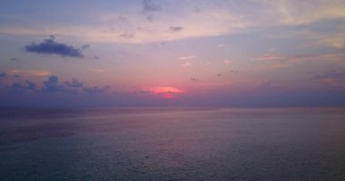 Kristal okyanus suyu olan tropik bir ada. Güzel doğa manzarası yaz tatili konsepti 