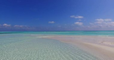 Turkuaz berrak suyu olan tropik, egzotik, bakir bir sahil. Maldivler adasında tatil.