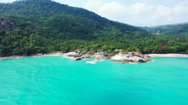 Dağların etrafındaki turkuaz deniz. Dominik Cumhuriyeti, Karayipler 'de yaz cenneti.