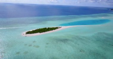 Sahil şeridindeki egzotik tatil beldesinin havadan görünüşü. Maldivler 'de yaz tatili.