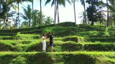 Genç ve güzel bir çift, tropikal adada tatilin tadını çıkarıyor. Yaz yolculuğu konsepti. 