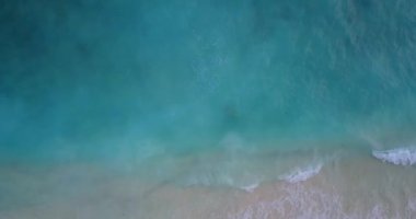 Cennet tropikal ada manzarası inanılmaz kristal okyanus suyu yüksek açı görüntüleriyle 