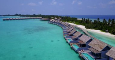 Deniz kıyısındaki küçük bungalovlarda. Maldivlere Seyahat.