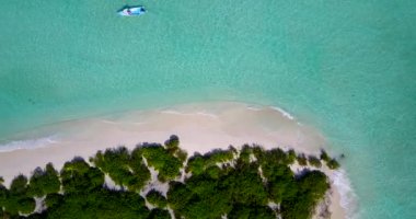 Deniz yolculuğu sırasında tepeden görülen tropikal bir ada. Antigua 'ya yaz yolculuğu.