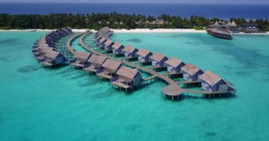 Lüks bungalovları olan tropik bir ada. Endonezya, Bali 'de yaz havası.