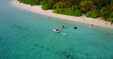 Turistler kıyı şeridinde eğleniyor. Bali, Endonezya 'ya egzotik yaz gezisi. 